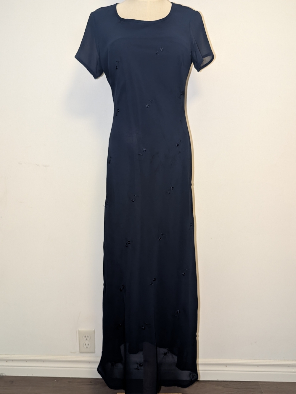 vintage Classic Navy Short-Sleeve Maxi Dress with Subtle Floral Embroidery